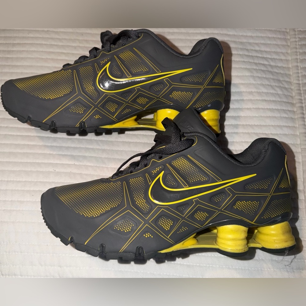 NIKE VINTAGE 2011 WOMENS NIKE SHOX TURBO XII